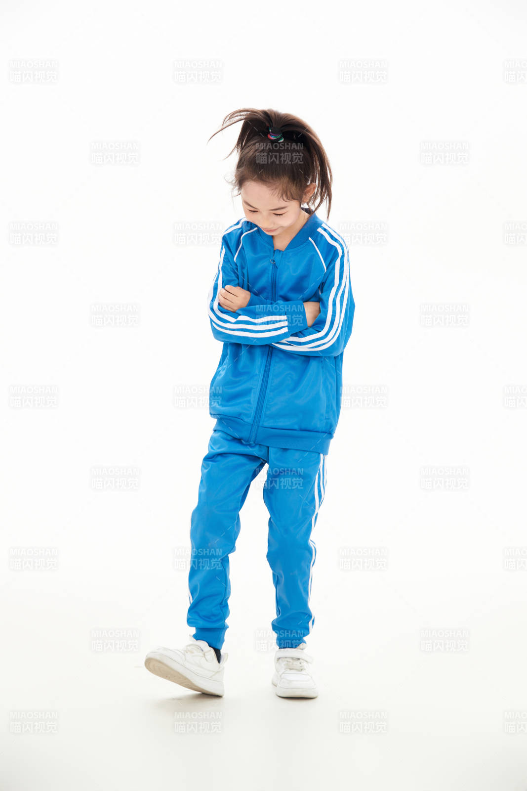 白色背景里的活泼可爱的中国小女孩,儿童,图片