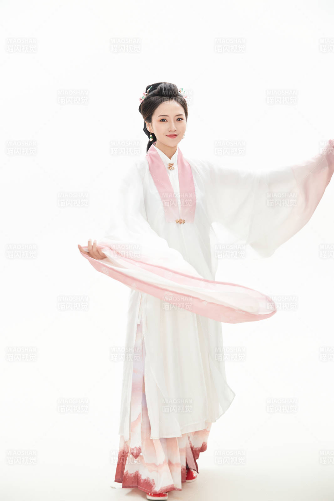 白色背景下穿着魏晋制汉服的少女图片