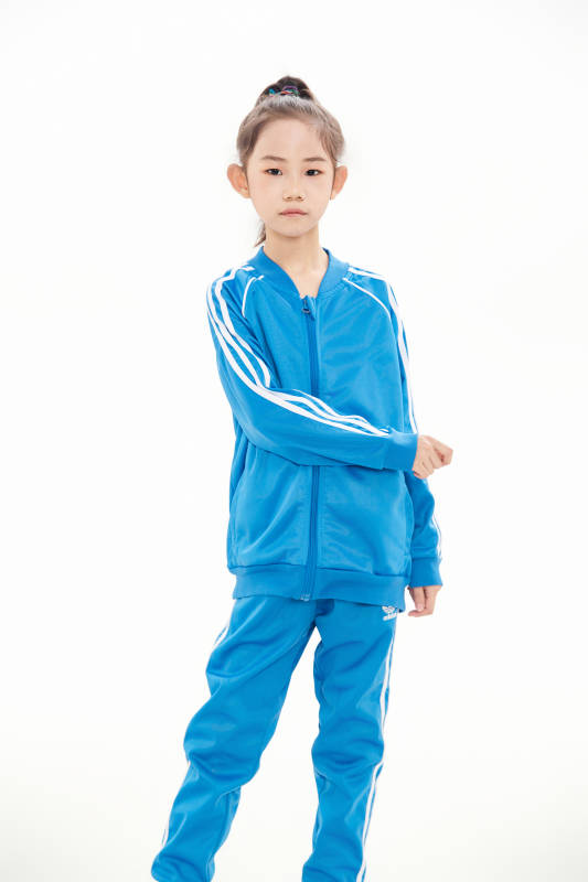 白色背景里的活泼可爱的中国小女孩,儿童,图片