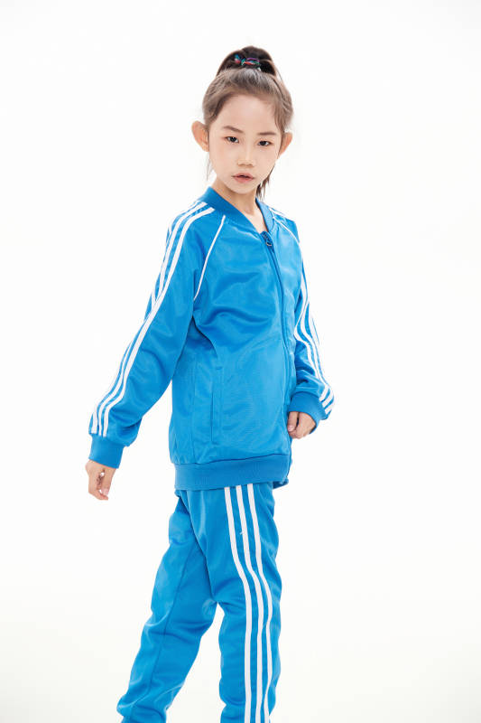 白色背景里的活泼可爱的中国小女孩,儿童,图片