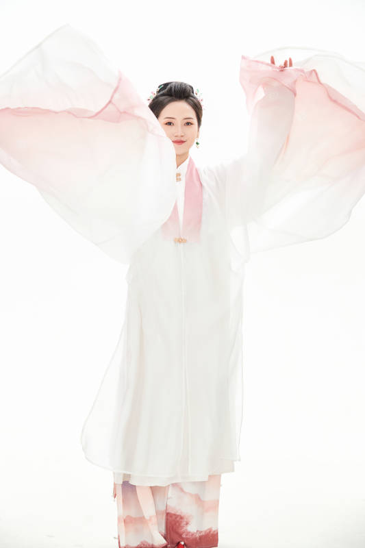 白色背景下穿着魏晋制汉服的少女图片