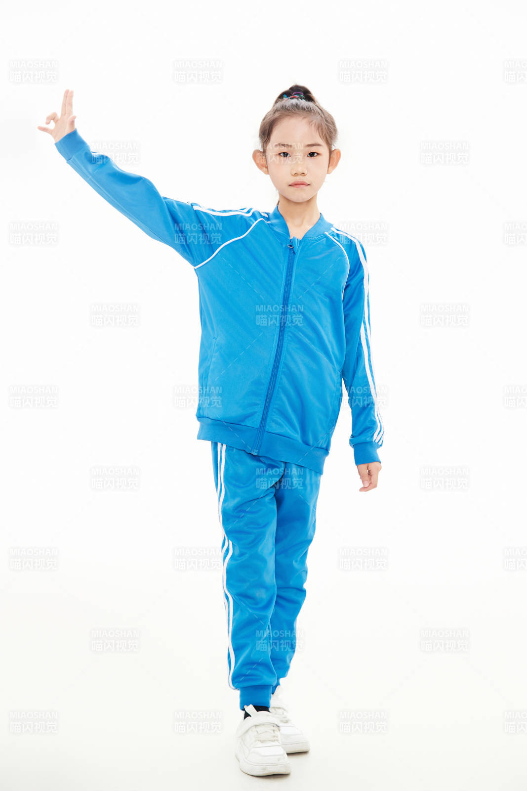 白色背景里的活泼可爱的中国小女孩,儿童,图片