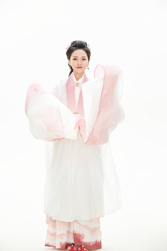 白色背景下穿着魏晋制汉服的少女图片