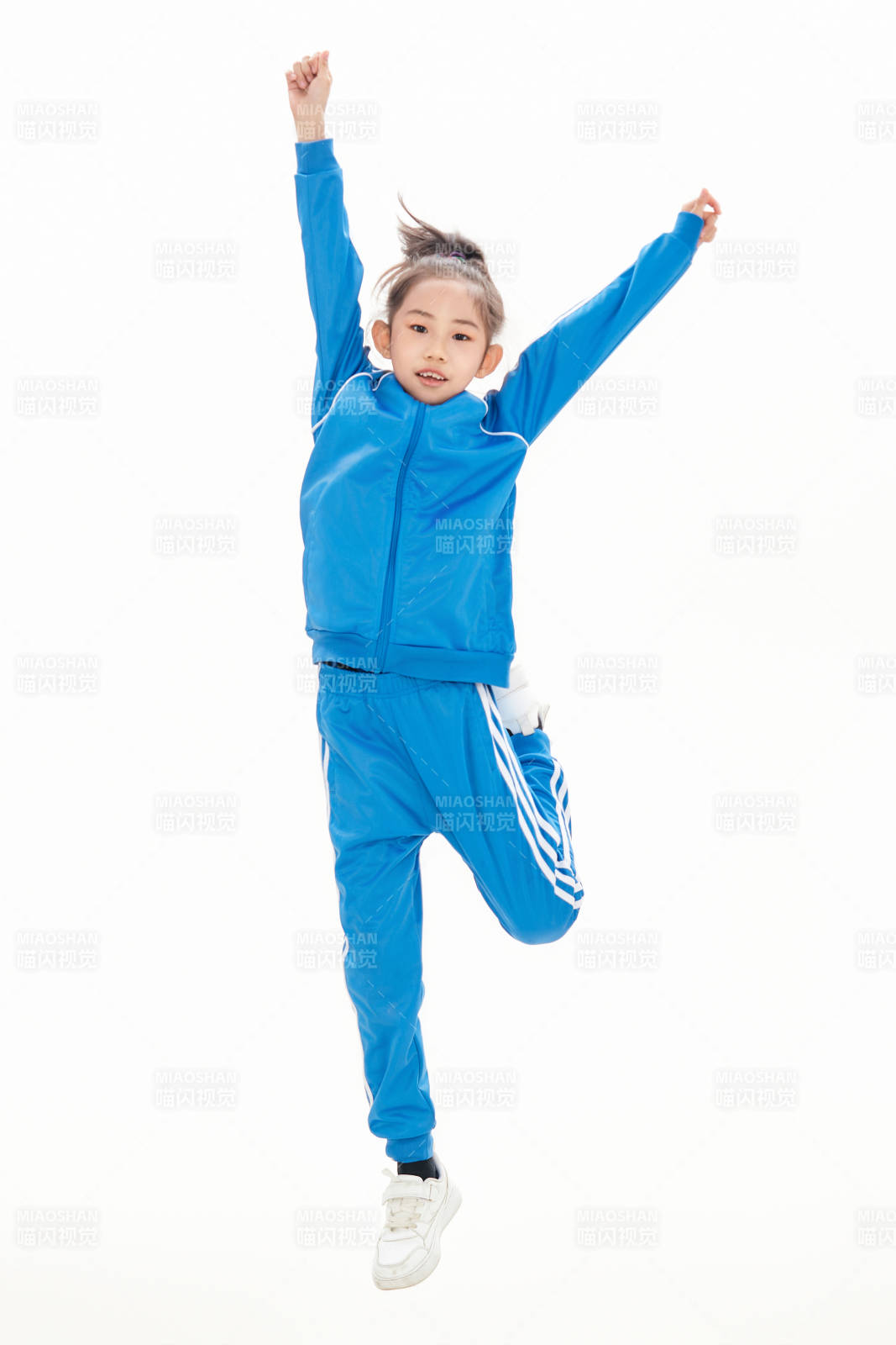 白色背景里的活泼可爱的中国小女孩,儿童,图片