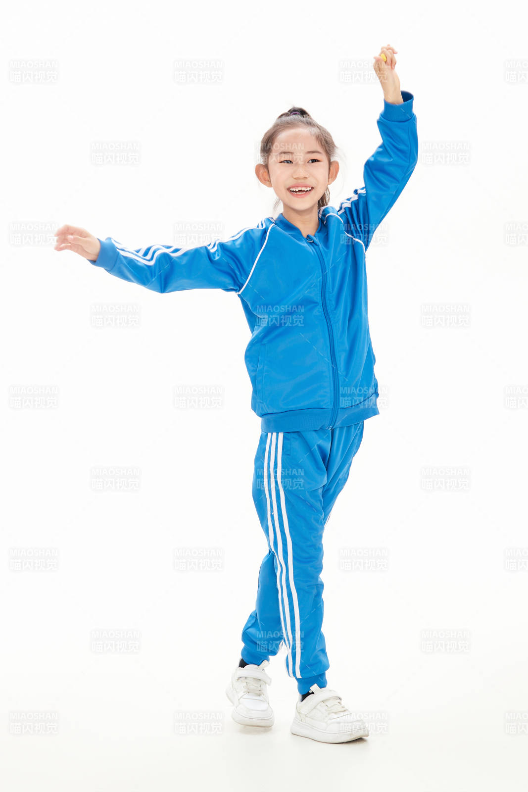 白色背景里的活泼可爱的中国小女孩,儿童,图片