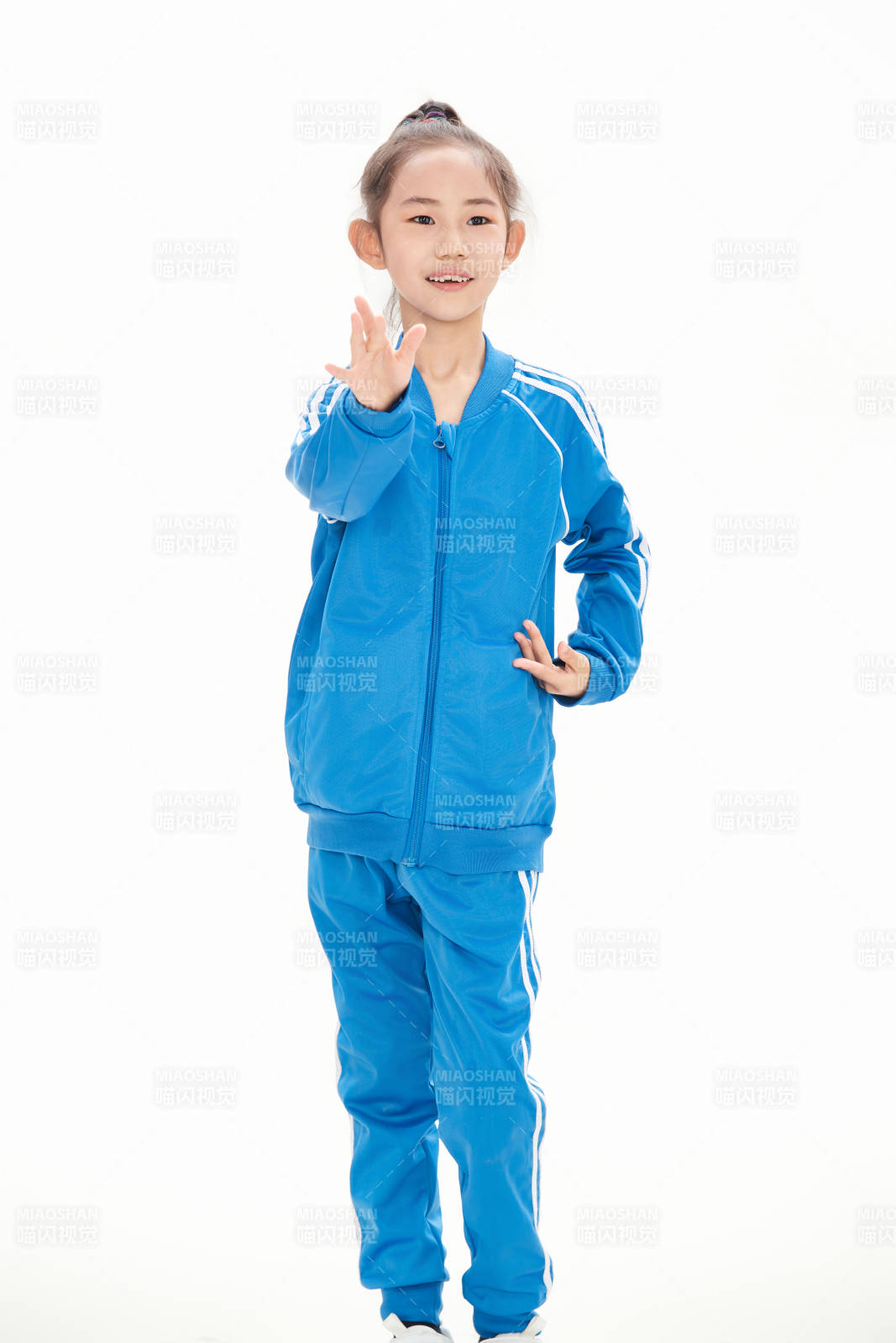 白色背景里的活泼可爱的中国小女孩,儿童,图片