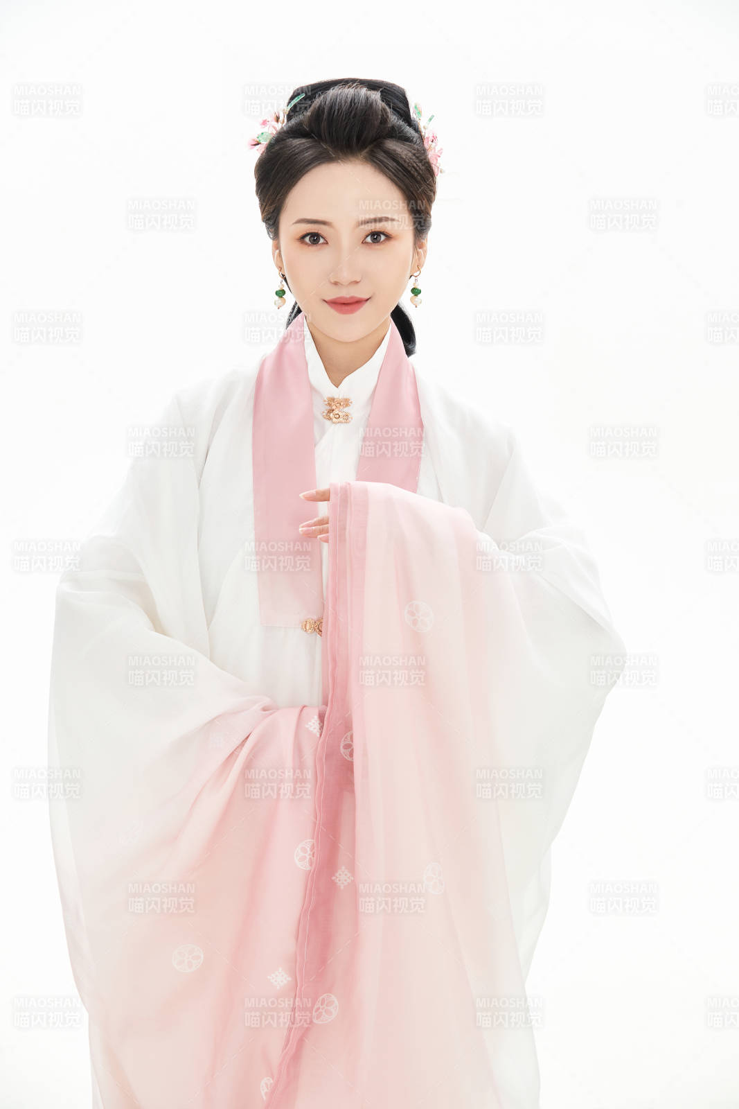 白色背景下穿着魏晋制汉服的少女图片