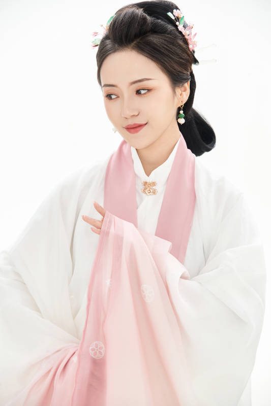白色背景下穿着魏晋制汉服的少女图片