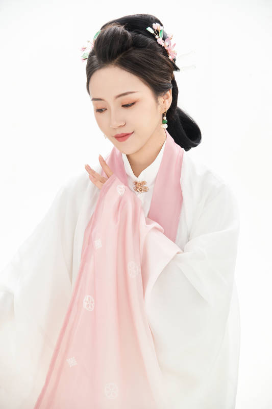 白色背景下穿着魏晋制汉服的少女图片