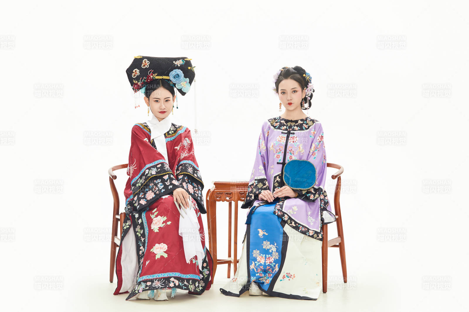 白色背景下穿着中国清朝服饰的两名少女图片