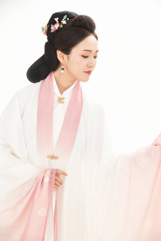 白色背景下穿着魏晋制汉服的少女图片