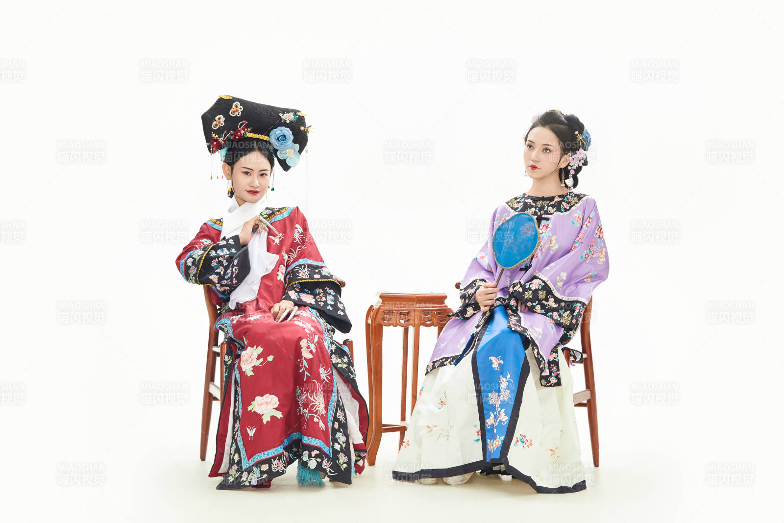 白色背景下穿着中国清朝服饰的两名少女图片