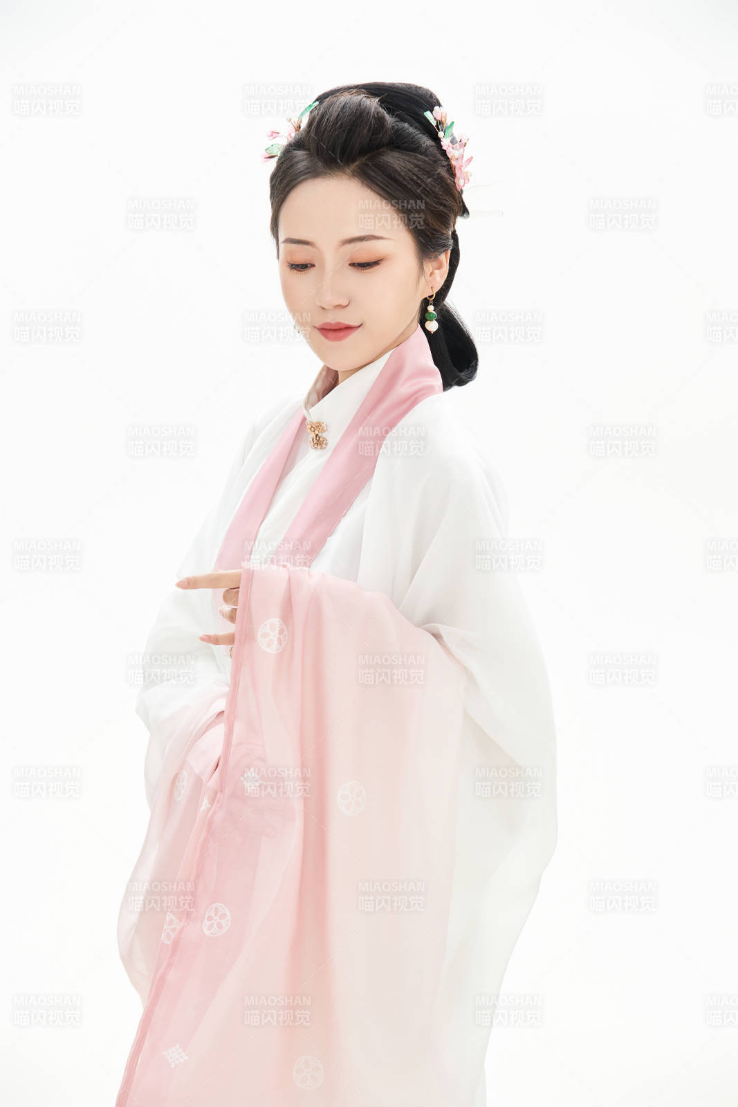 白色背景下穿着魏晋制汉服的少女图片