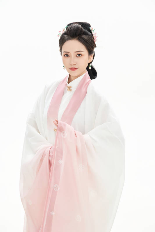 白色背景下穿着魏晋制汉服的少女图片