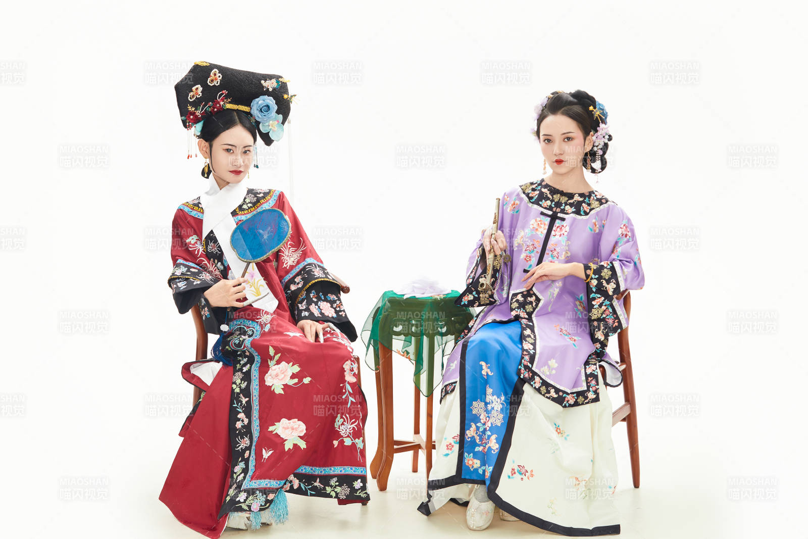 白色背景下穿着中国清朝服饰的两名少女图片
