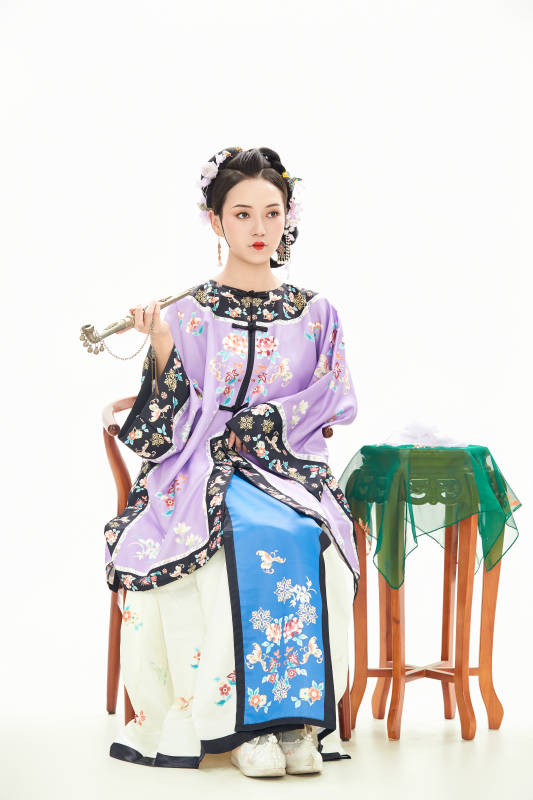 白色背景下穿着中国清朝晚清服饰的少女图片