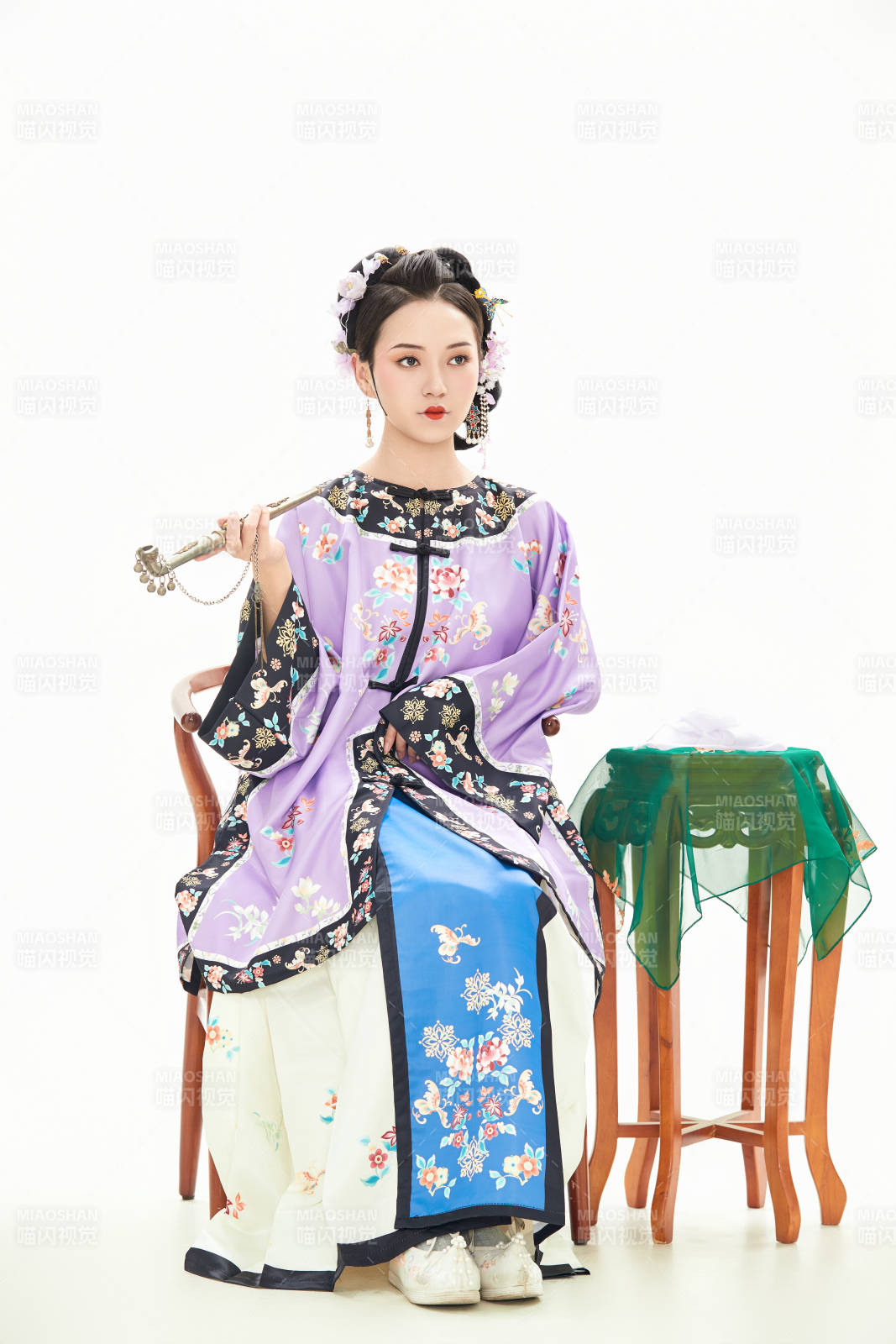 白色背景下穿着中国清朝晚清服饰的少女图片