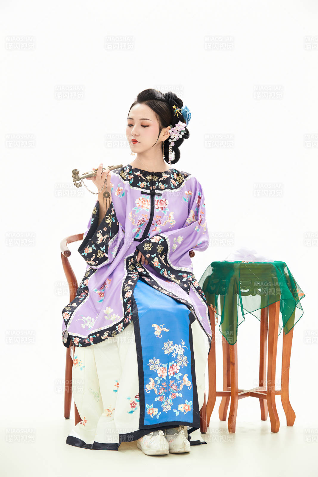 白色背景下穿着中国清朝晚清服饰的少女图片