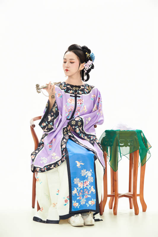 白色背景下穿着中国清朝晚清服饰的少女图片