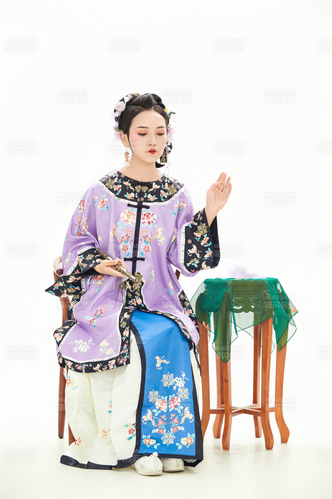 白色背景下穿着中国清朝晚清服饰的少女图片