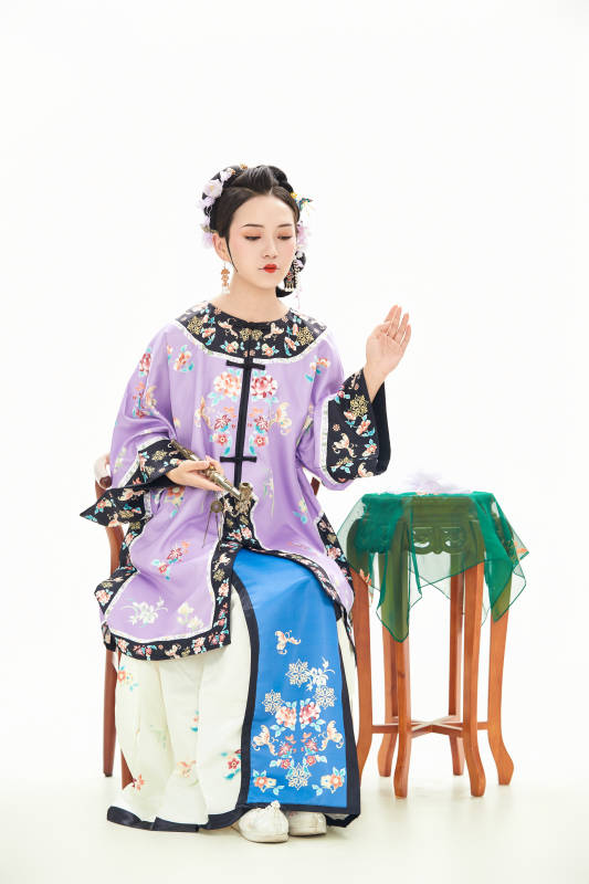 白色背景下穿着中国清朝晚清服饰的少女图片