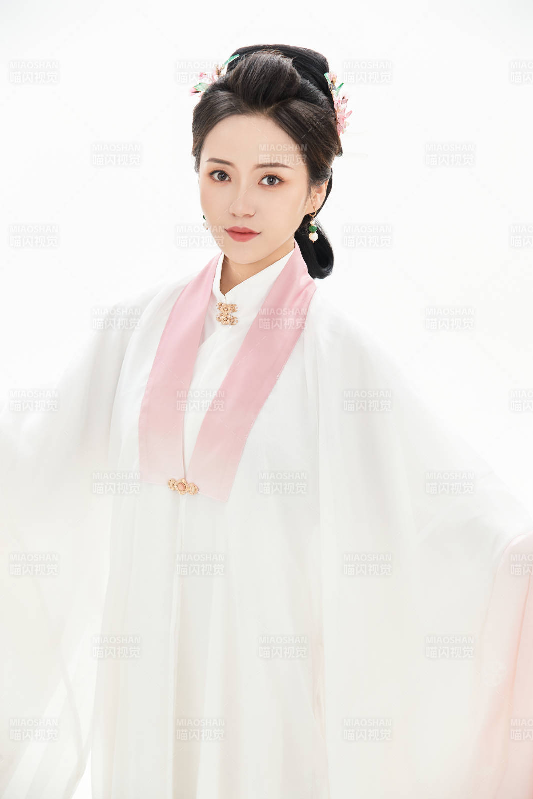 白色背景下穿着魏晋制汉服的少女图片