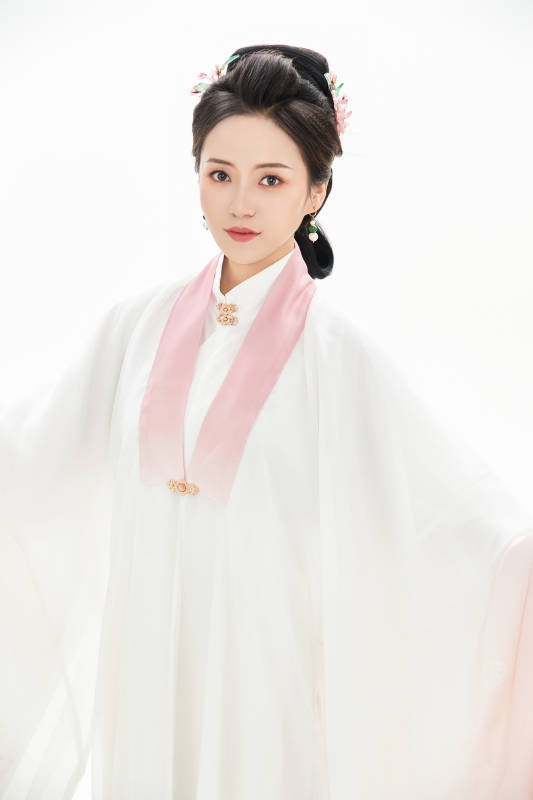 白色背景下穿着魏晋制汉服的少女图片