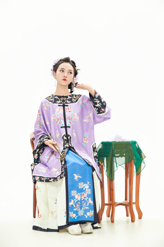 白色背景下穿着中国清朝晚清服饰的少女图片