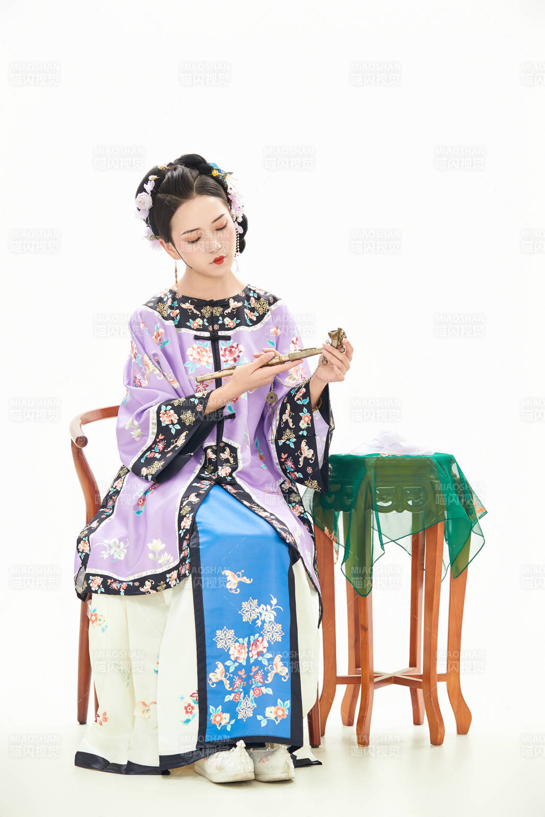 白色背景下穿着中国清朝晚清服饰的少女图片