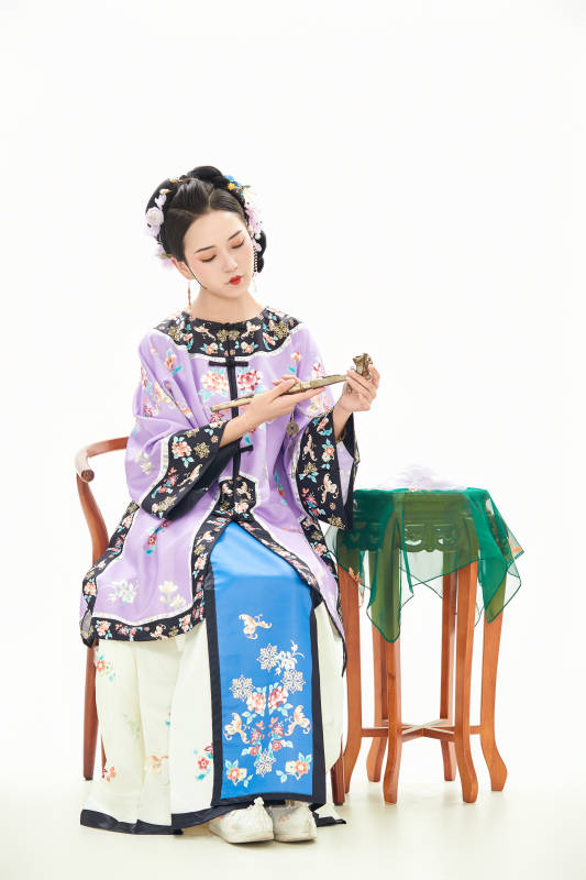 白色背景下穿着中国清朝晚清服饰的少女图片