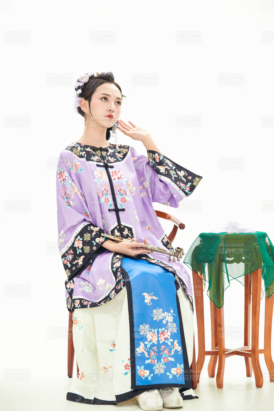 白色背景下穿着中国清朝晚清服饰的少女图片