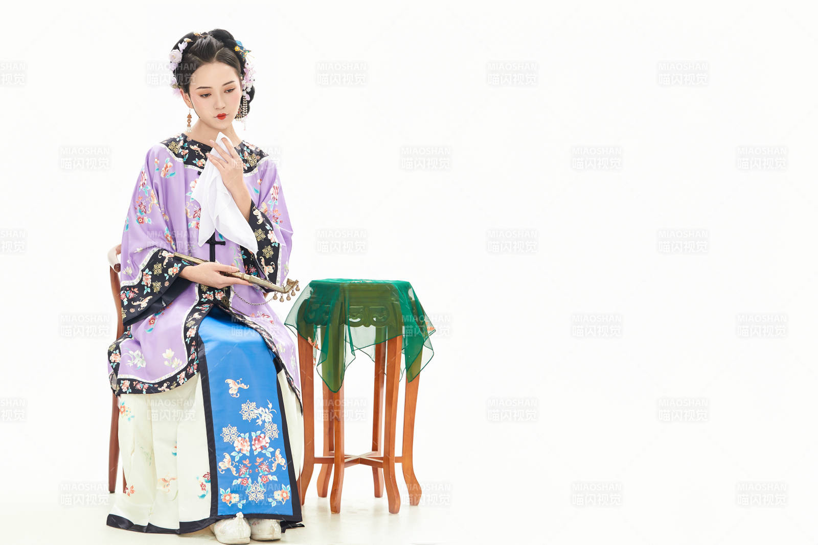 白色背景下穿着中国清朝晚清服饰的少女图片