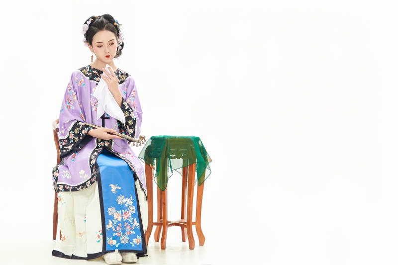 白色背景下穿着中国清朝晚清服饰的少女图片