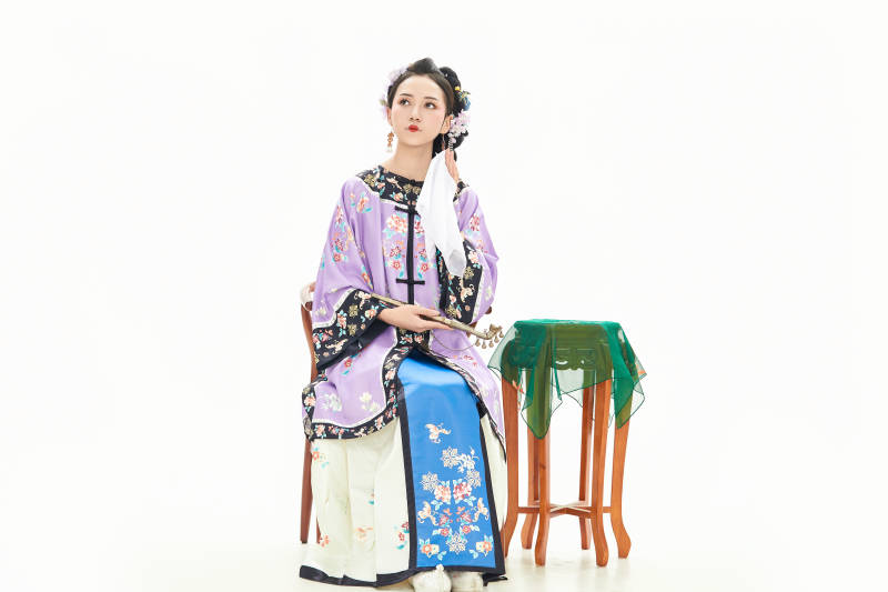 白色背景下穿着中国清朝晚清服饰的少女图片