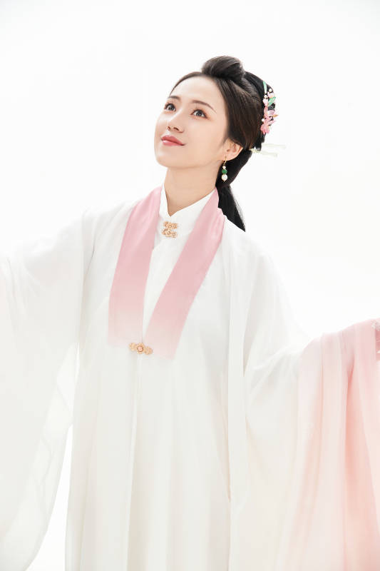 白色背景下穿着魏晋制汉服的少女图片