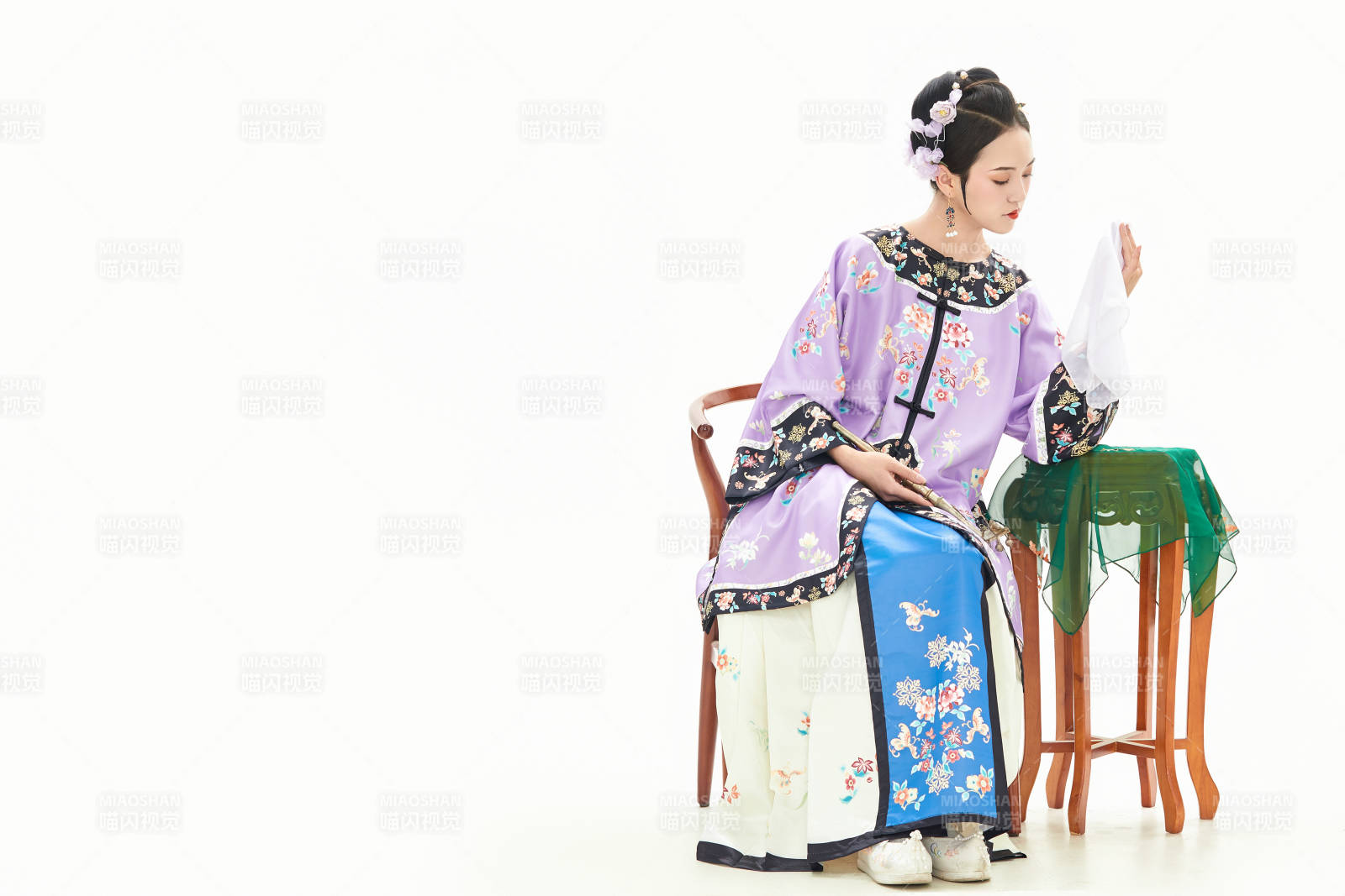 白色背景下穿着中国清朝晚清服饰的少女图片