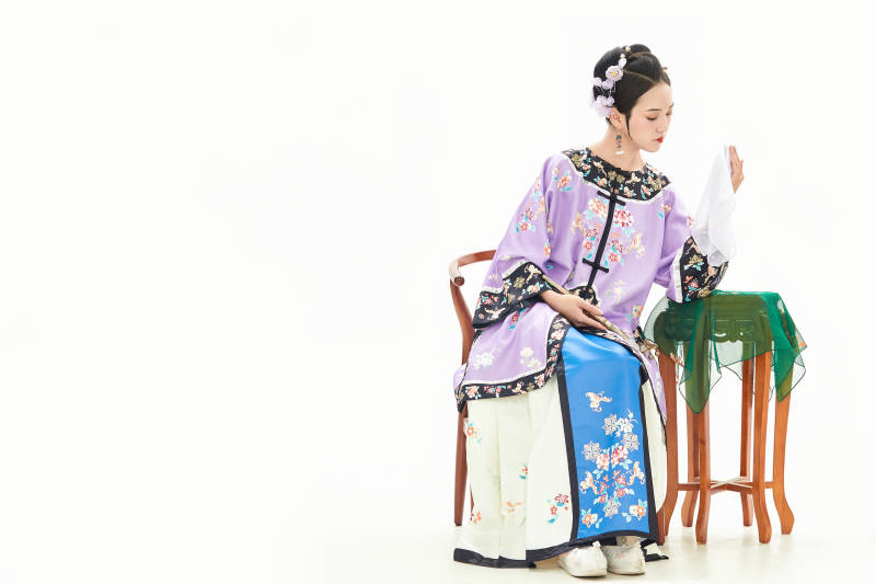 白色背景下穿着中国清朝晚清服饰的少女图片