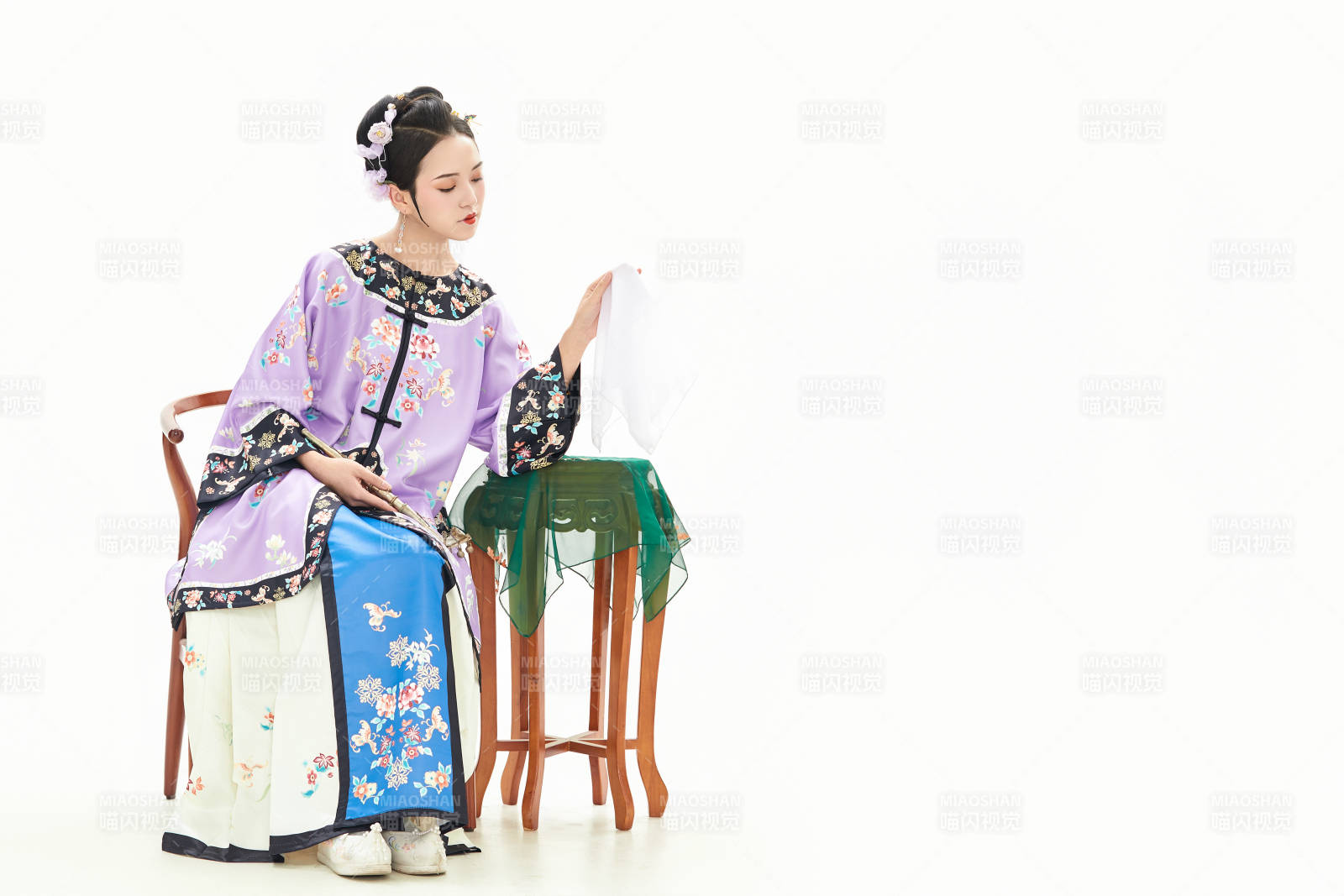 白色背景下穿着中国清朝晚清服饰的少女图片