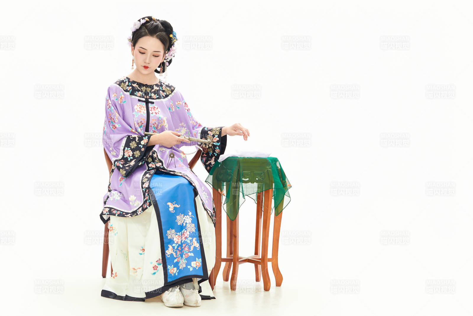 白色背景下穿着中国清朝晚清服饰的少女图片