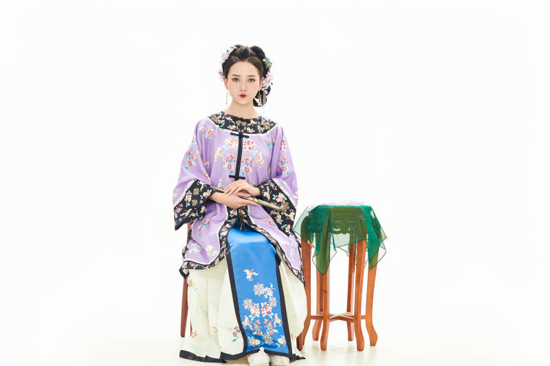 白色背景下穿着中国清朝晚清服饰的少女图片