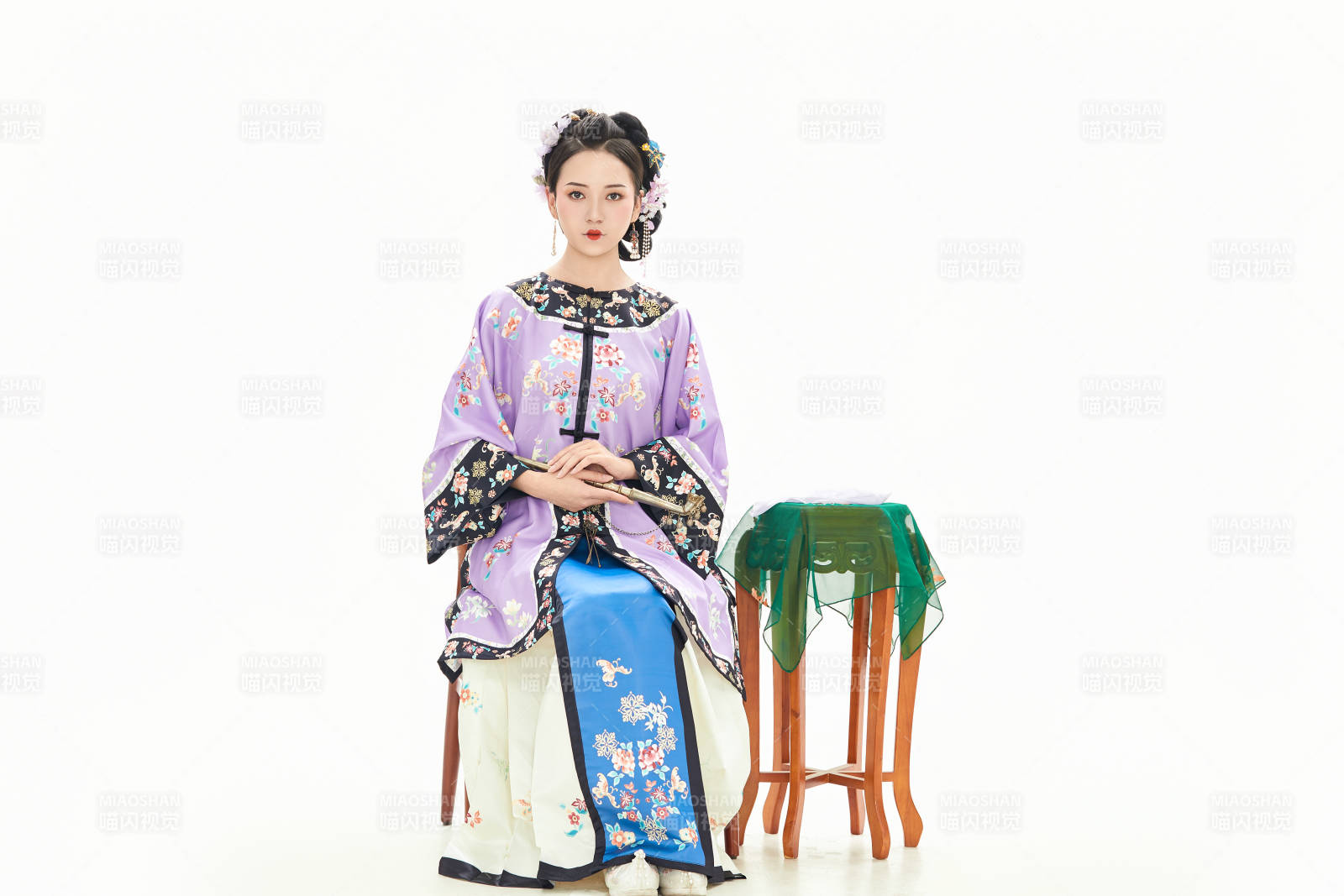 白色背景下穿着中国清朝晚清服饰的少女图片