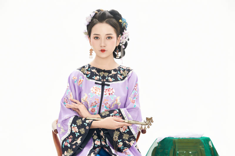 白色背景下穿着中国清朝晚清服饰的少女图片