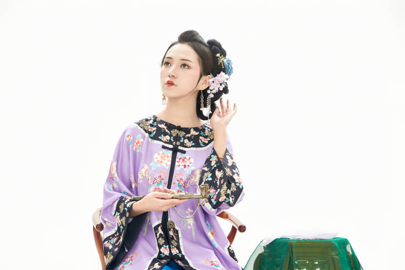 白色背景下穿着中国清朝晚清服饰的少女图片