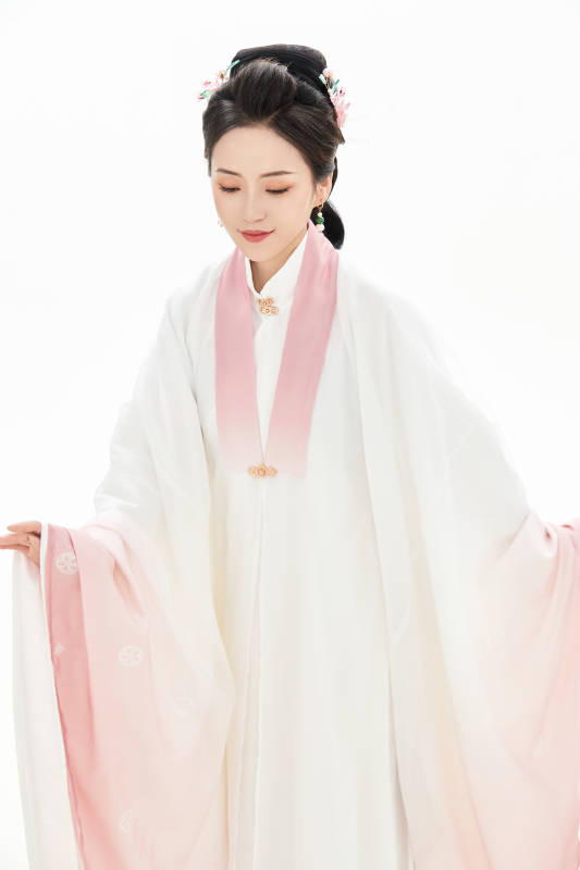 白色背景下穿着魏晋制汉服的少女图片