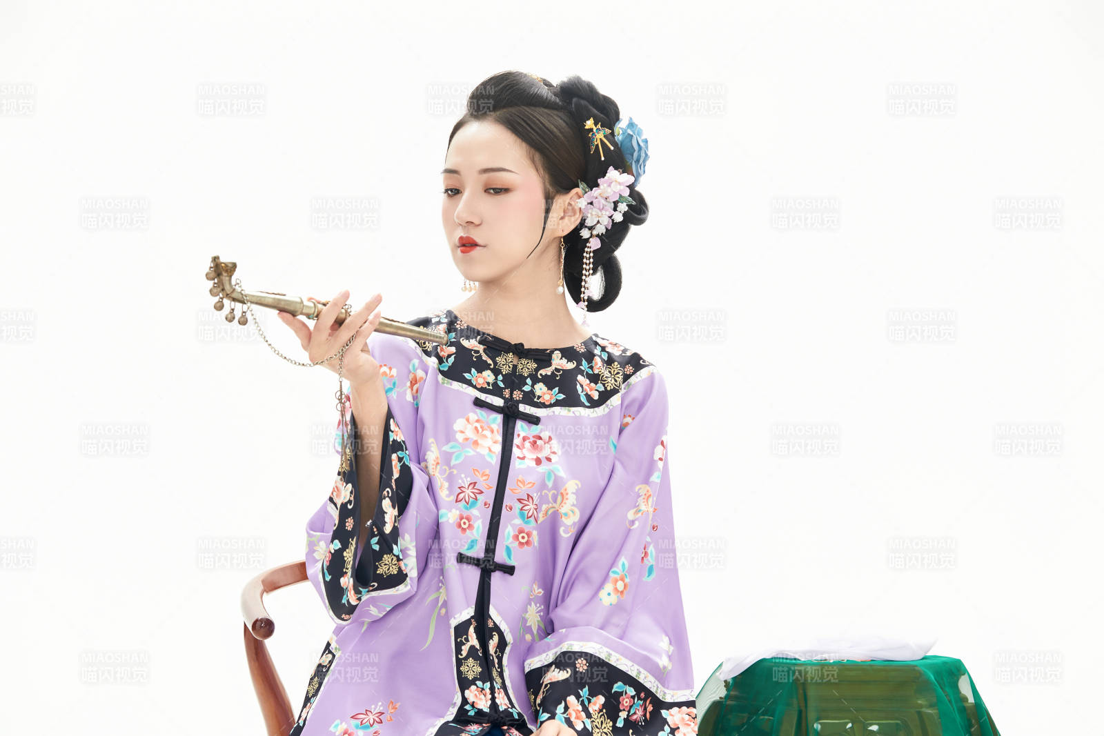 白色背景下穿着中国清朝晚清服饰的少女图片