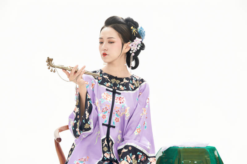 白色背景下穿着中国清朝晚清服饰的少女图片