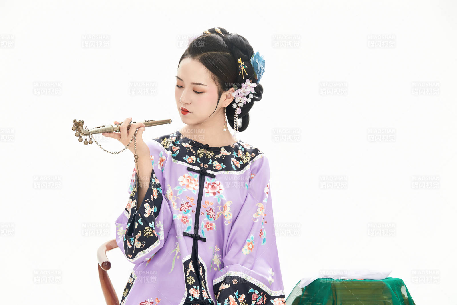 白色背景下穿着中国清朝晚清服饰的少女图片