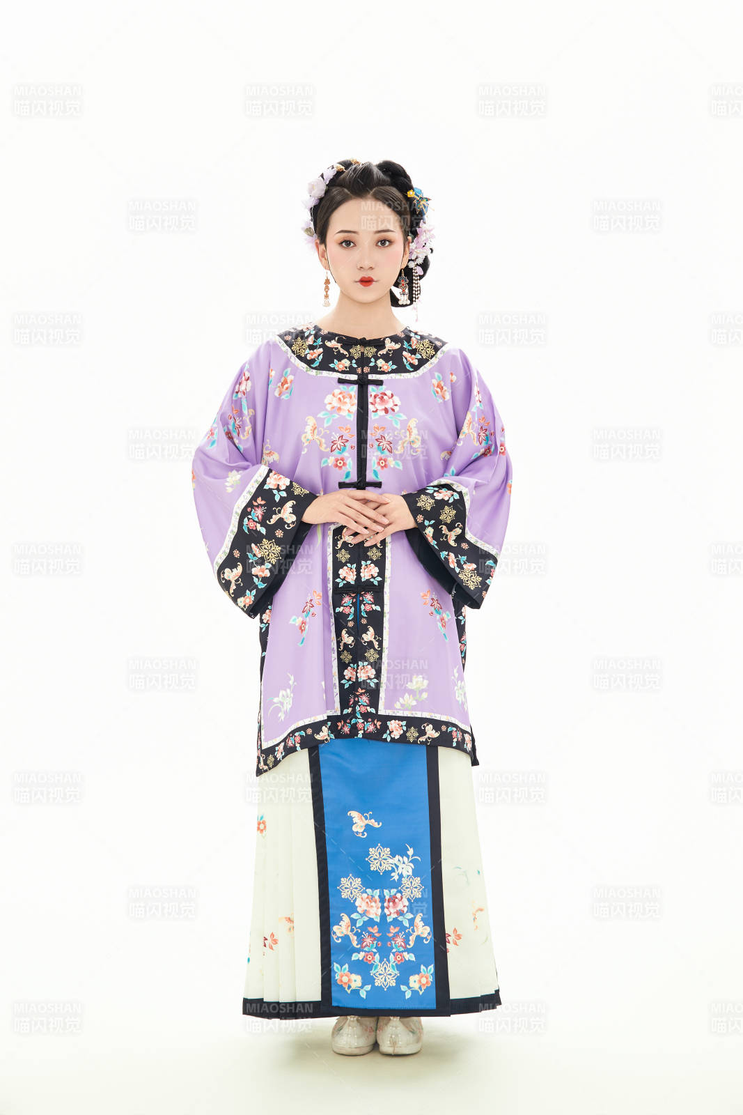 白色背景下穿着中国清朝晚清服饰的少女图片