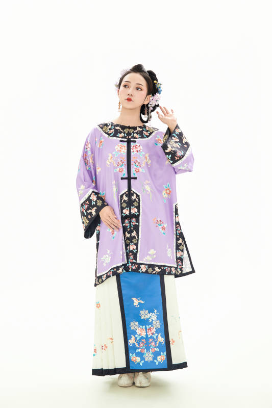 白色背景下穿着中国清朝晚清服饰的少女图片