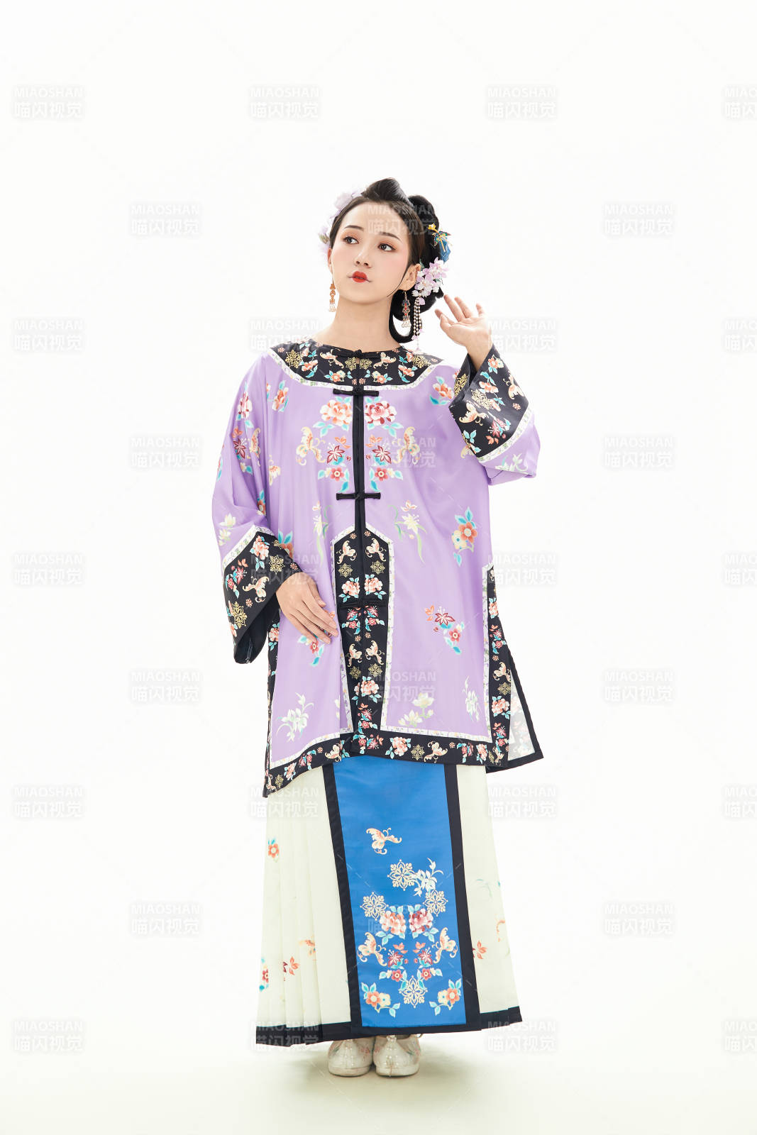 白色背景下穿着中国清朝晚清服饰的少女图片